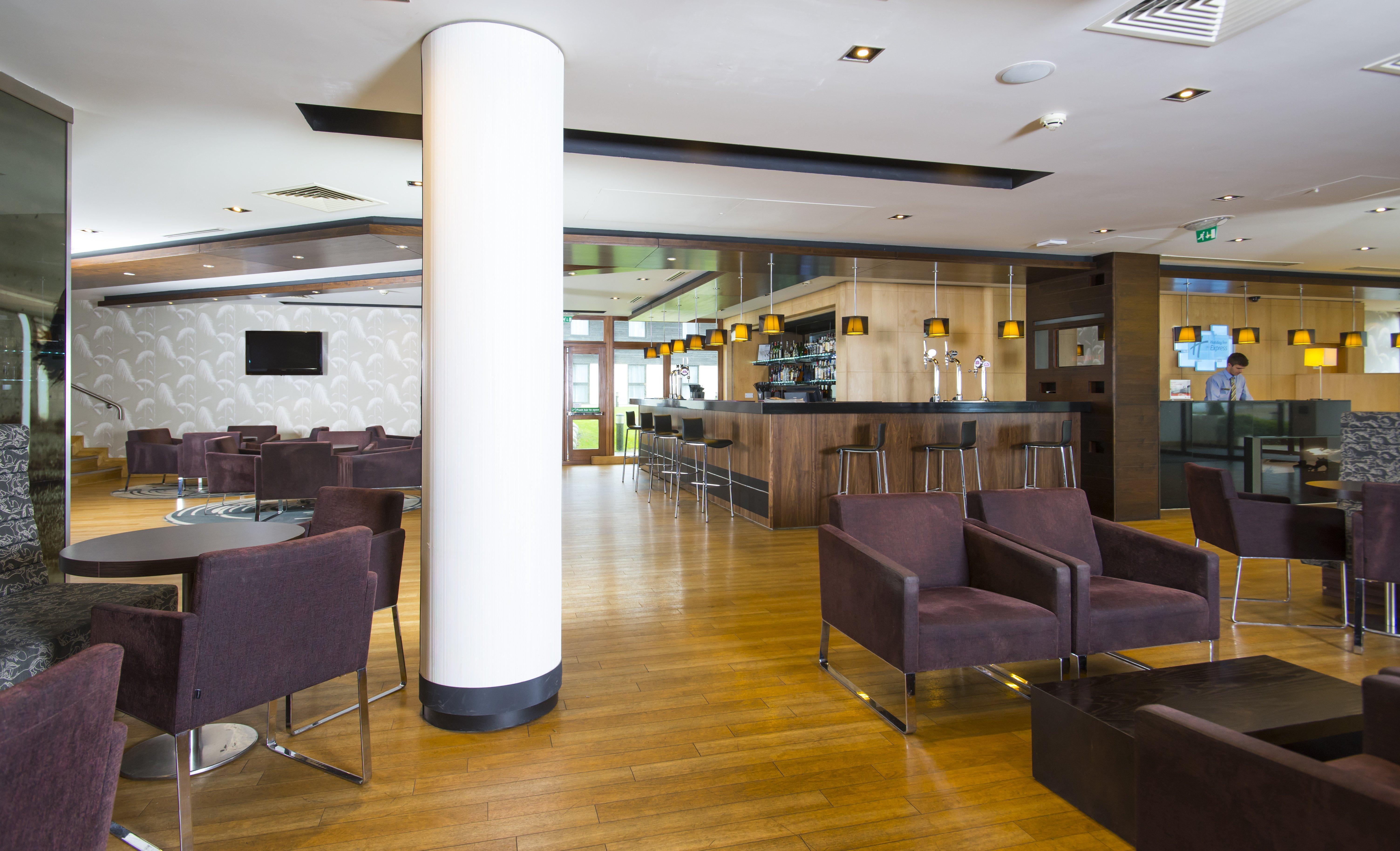 Holiday Inn Express London - Epsom Downs By Ihg Exterior photo