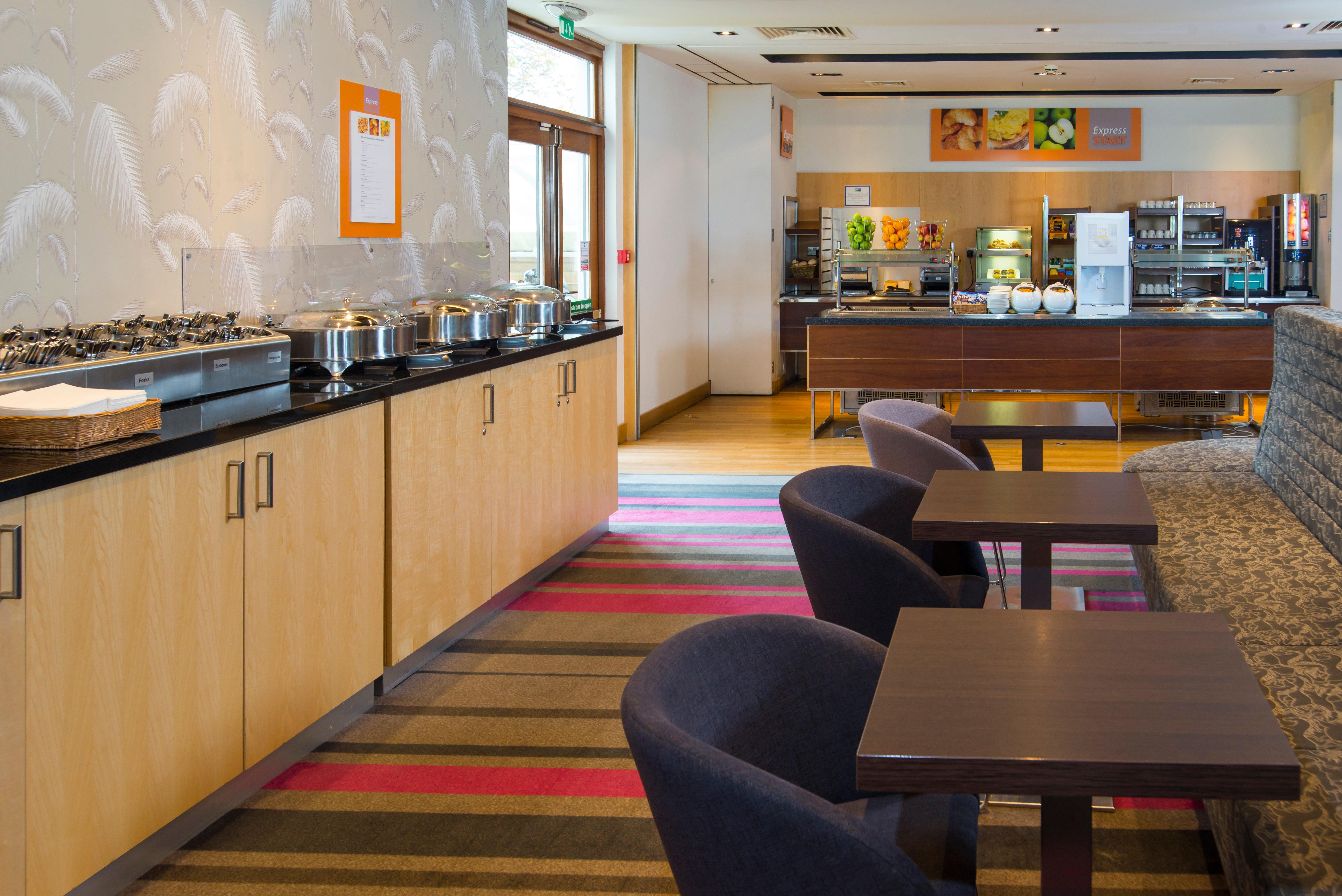 Holiday Inn Express London - Epsom Downs By Ihg Exterior photo