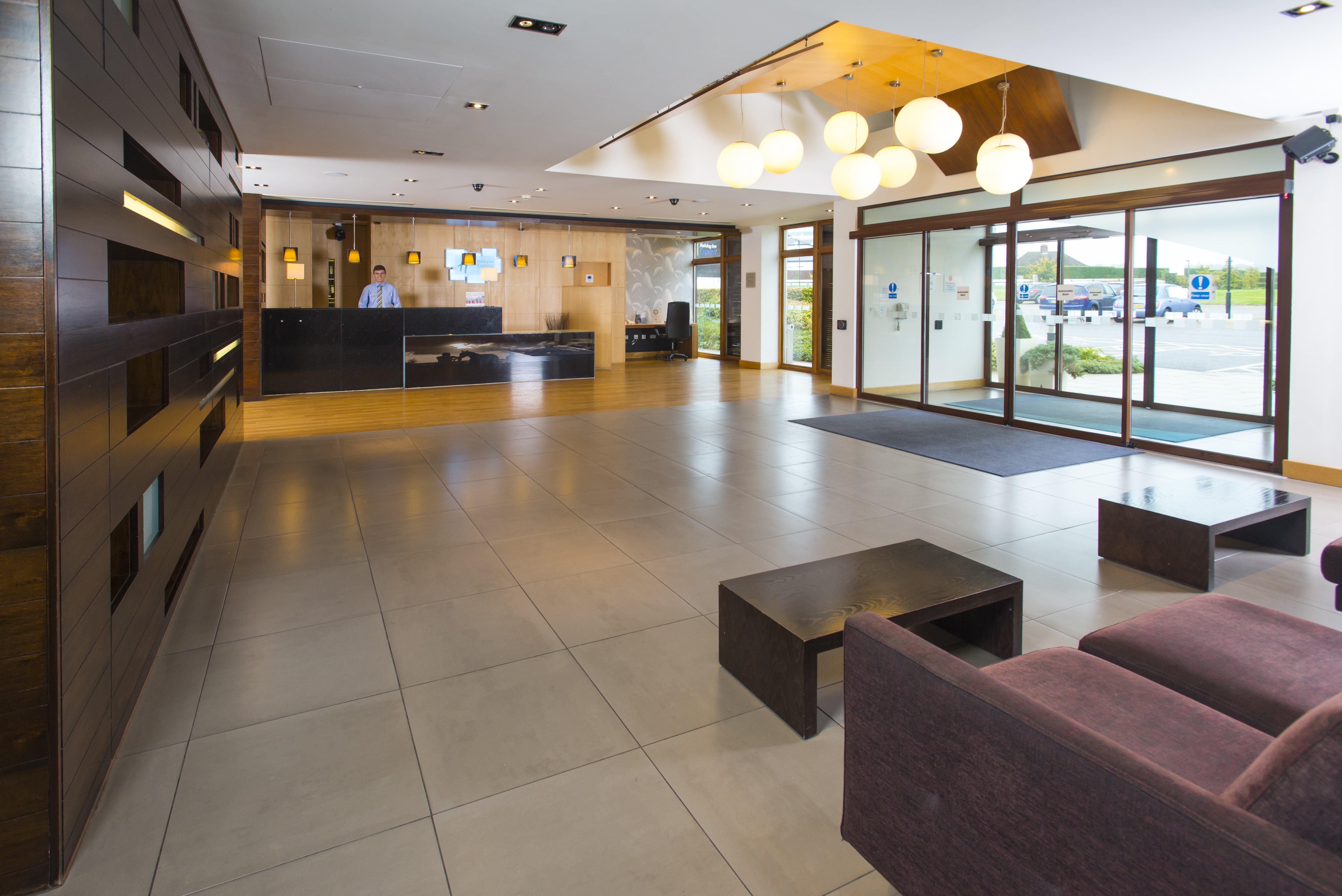 Holiday Inn Express London - Epsom Downs By Ihg Exterior photo