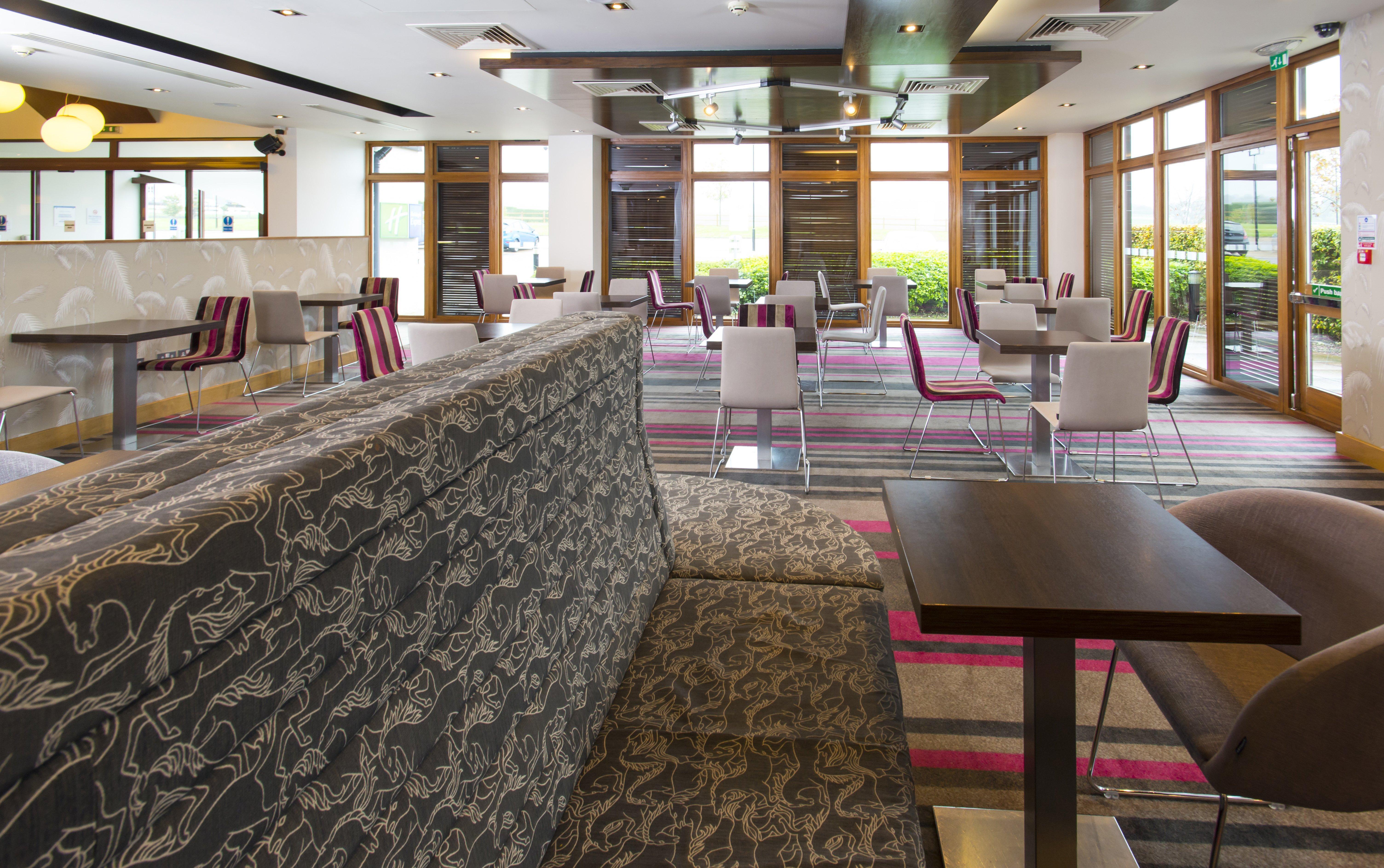 Holiday Inn Express London - Epsom Downs By Ihg Exterior photo