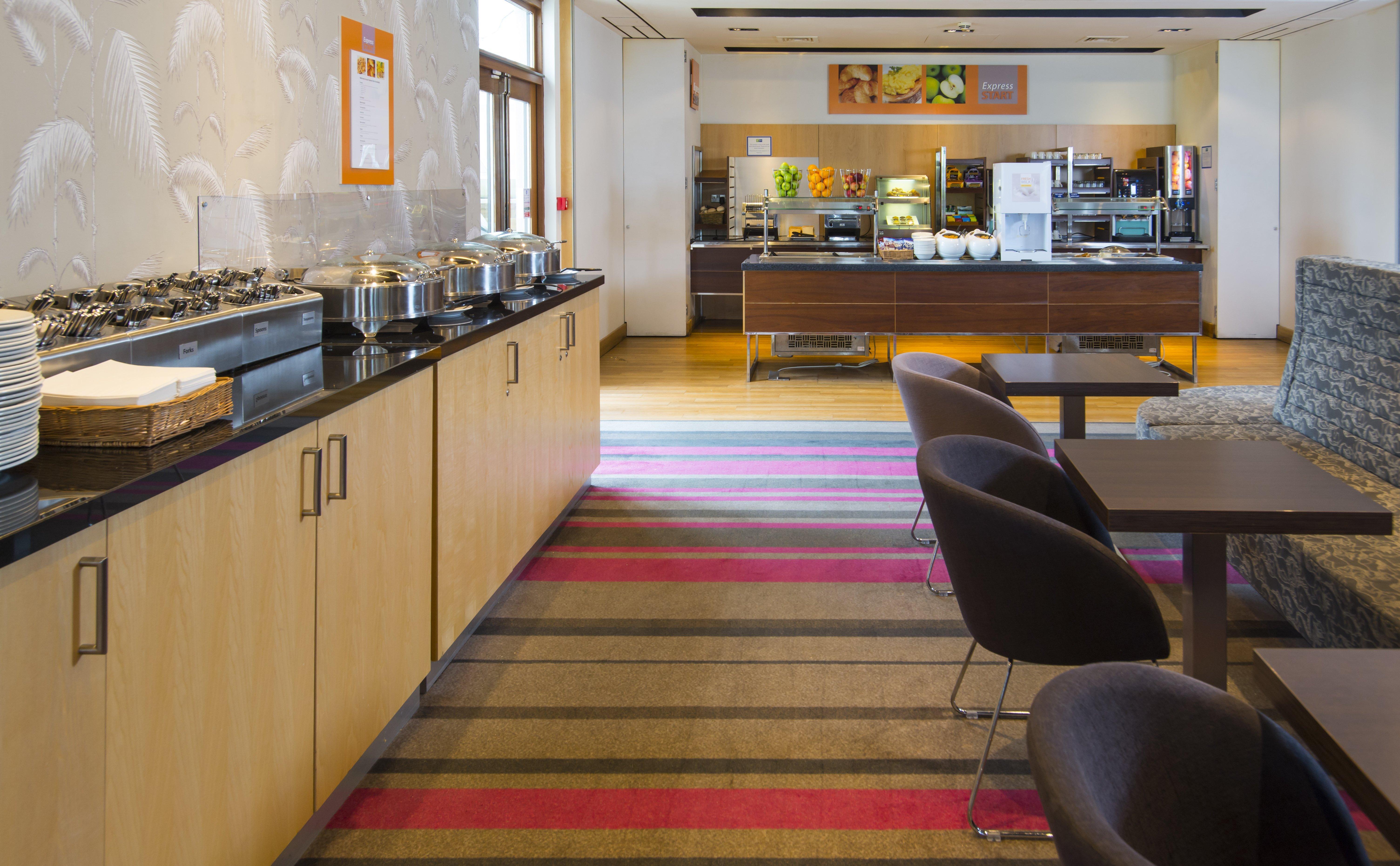Holiday Inn Express London - Epsom Downs By Ihg Exterior photo