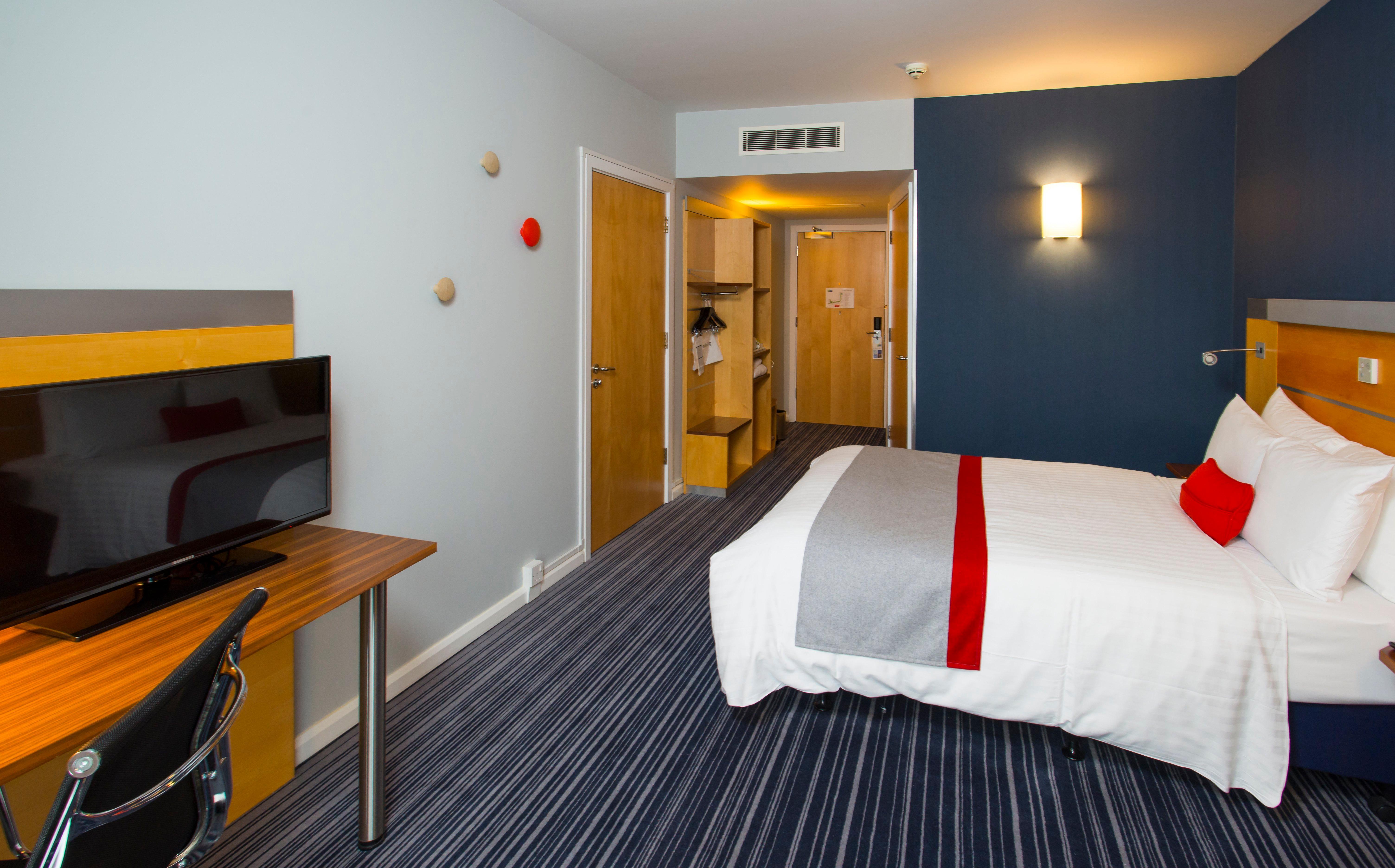 Holiday Inn Express London - Epsom Downs By Ihg Exterior photo