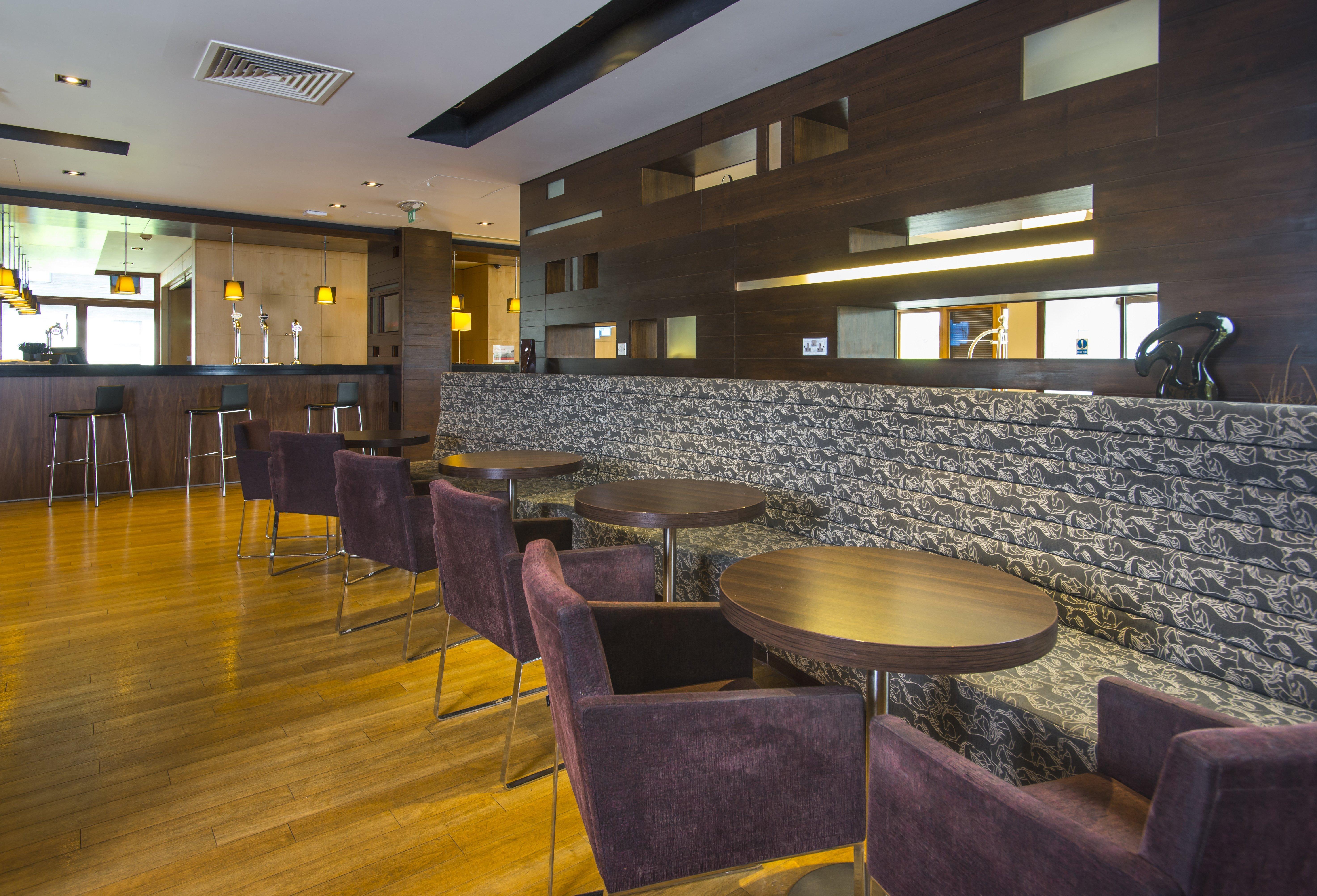 Holiday Inn Express London - Epsom Downs By Ihg Exterior photo