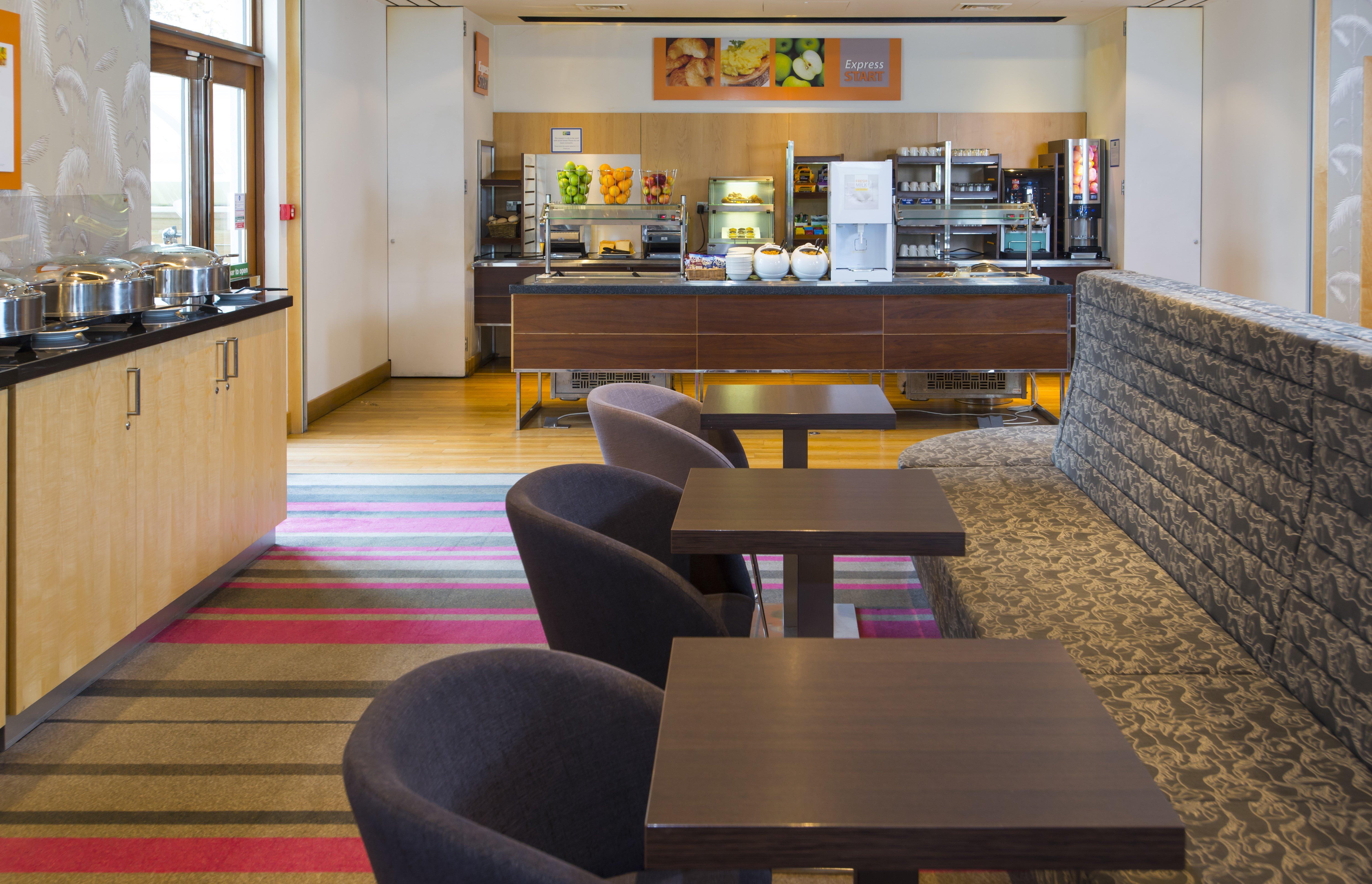 Holiday Inn Express London - Epsom Downs By Ihg Exterior photo