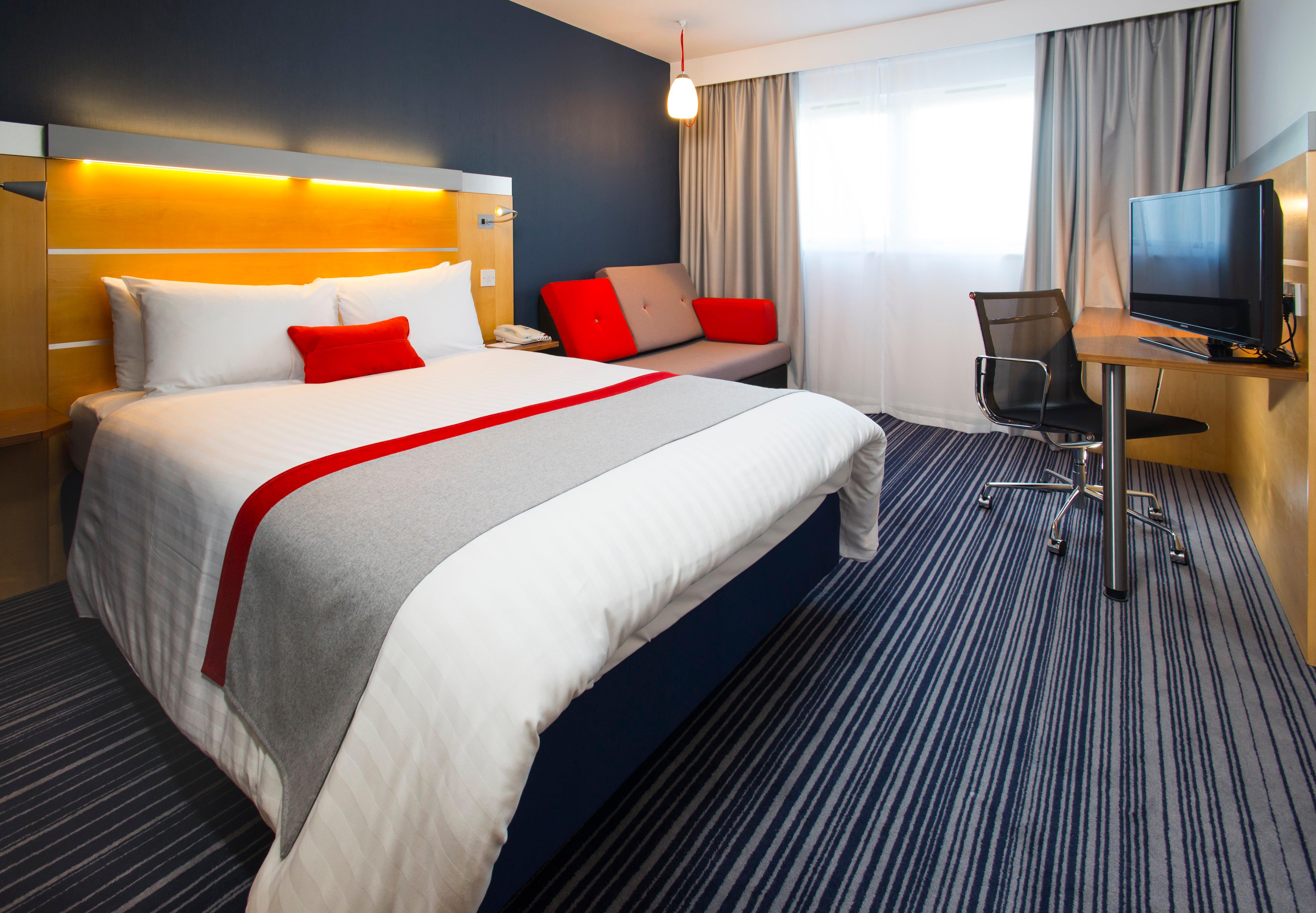 Holiday Inn Express London - Epsom Downs By Ihg Exterior photo