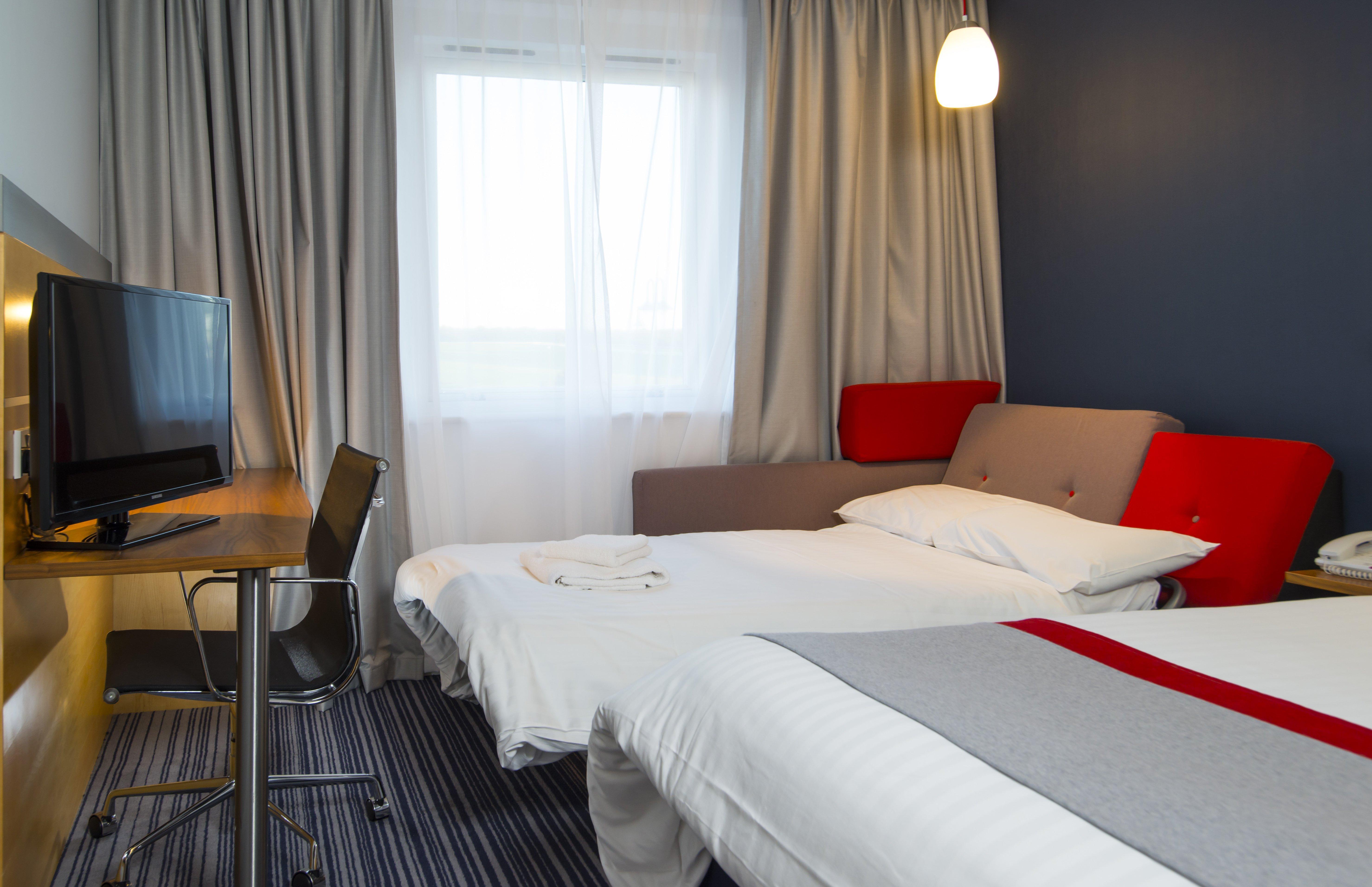 Holiday Inn Express London - Epsom Downs By Ihg Exterior photo