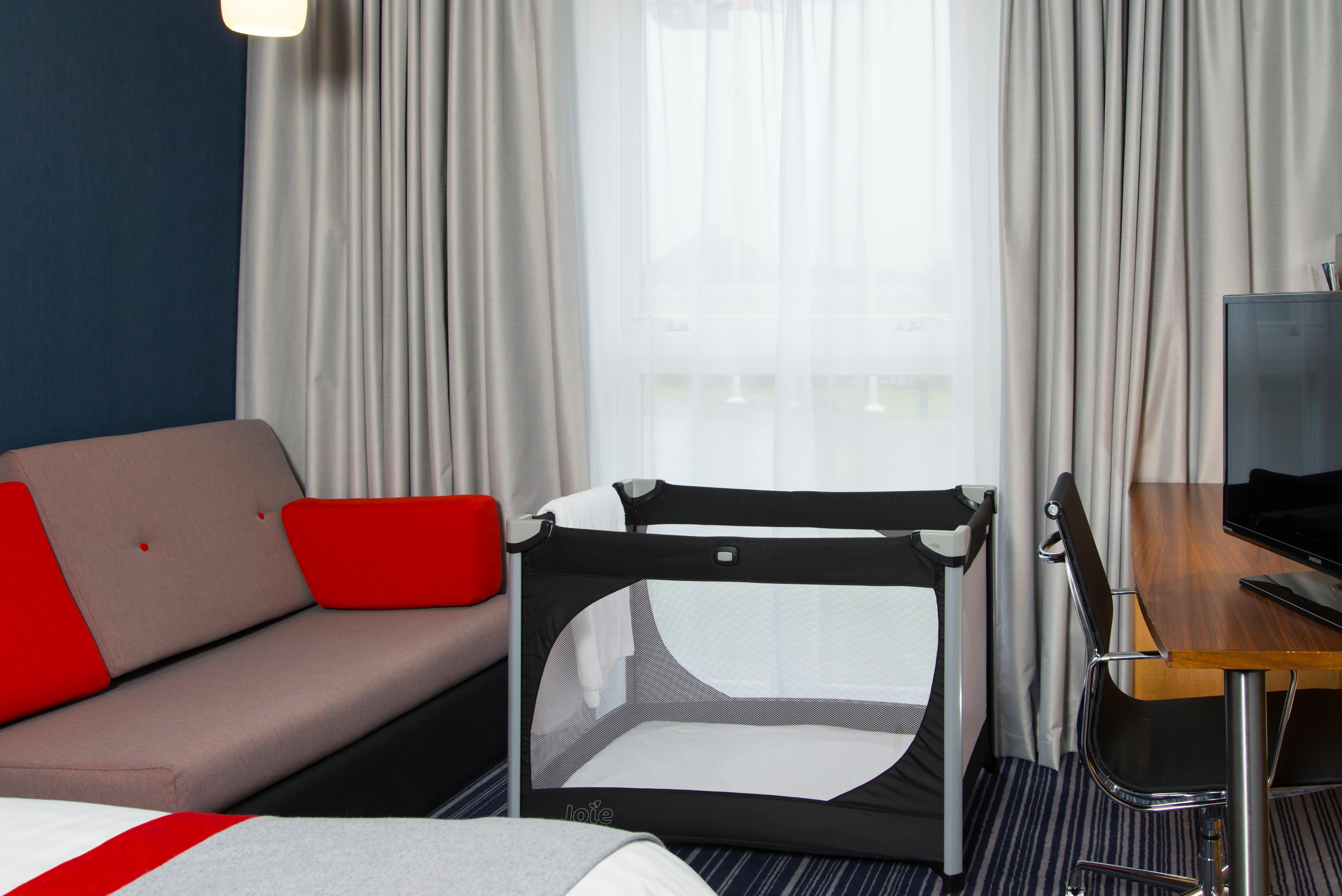 Holiday Inn Express London - Epsom Downs By Ihg Exterior photo