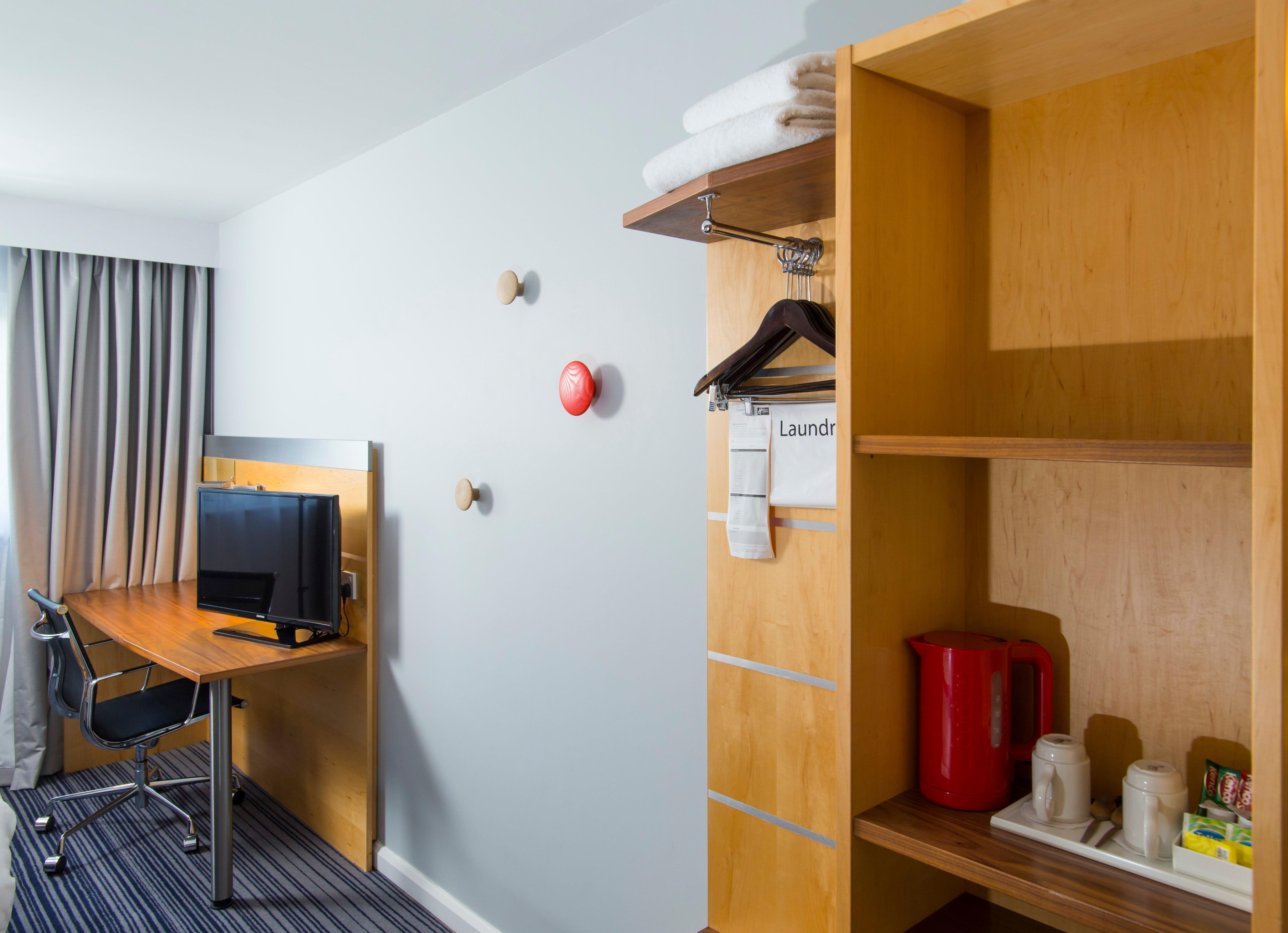Holiday Inn Express London - Epsom Downs By Ihg Exterior photo