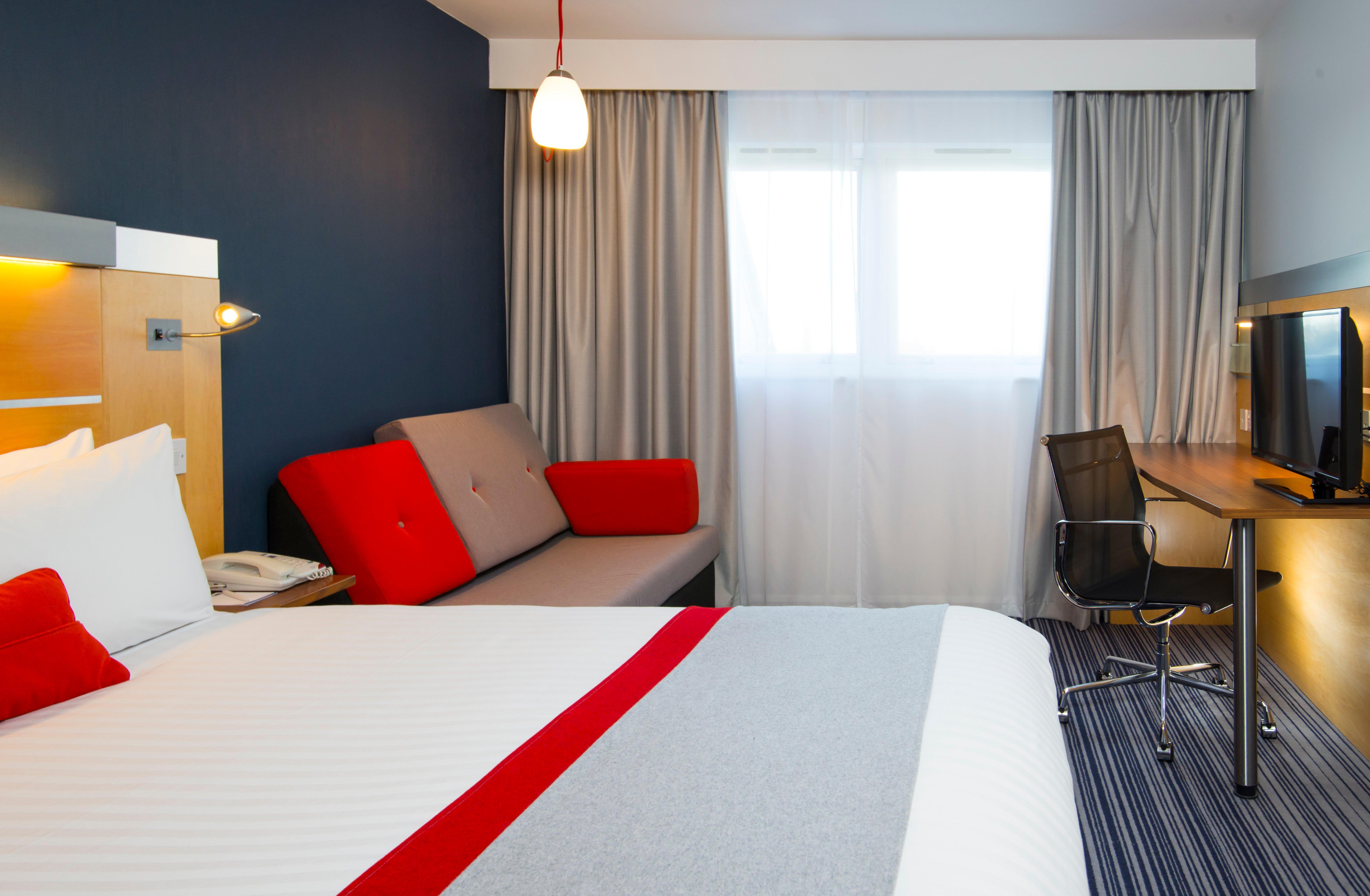 Holiday Inn Express London - Epsom Downs By Ihg Exterior photo