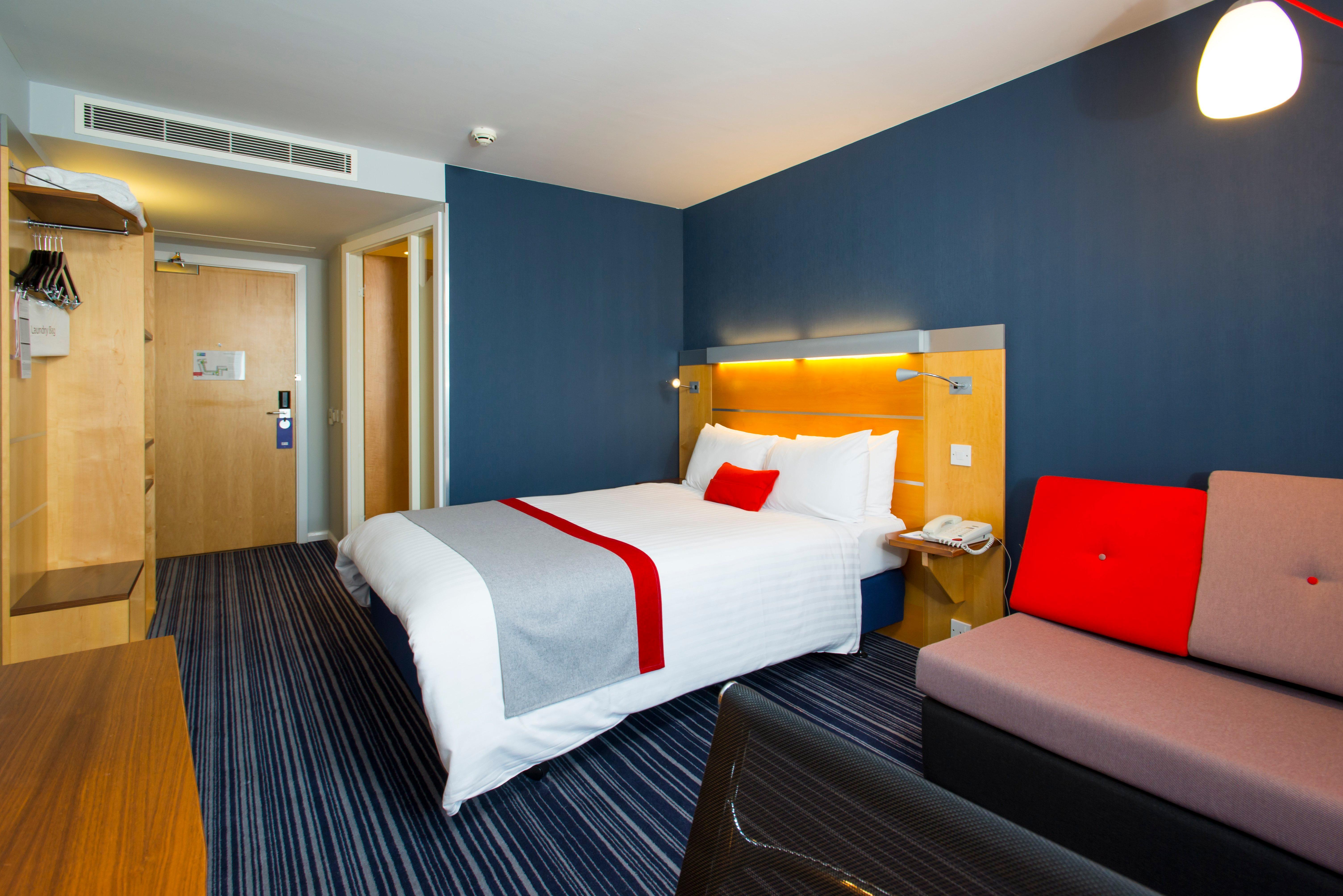 Holiday Inn Express London - Epsom Downs By Ihg Exterior photo