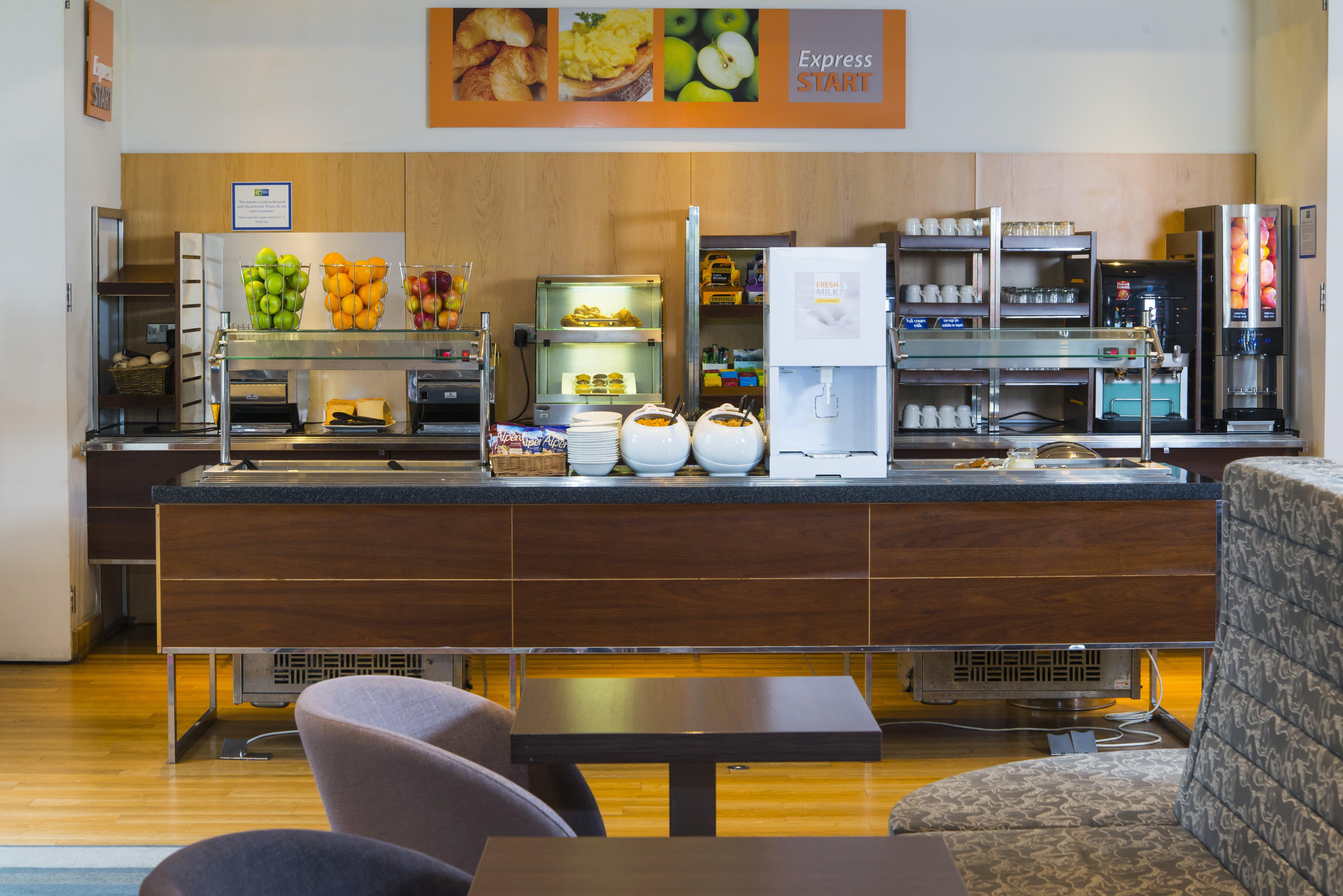 Holiday Inn Express London - Epsom Downs By Ihg Exterior photo