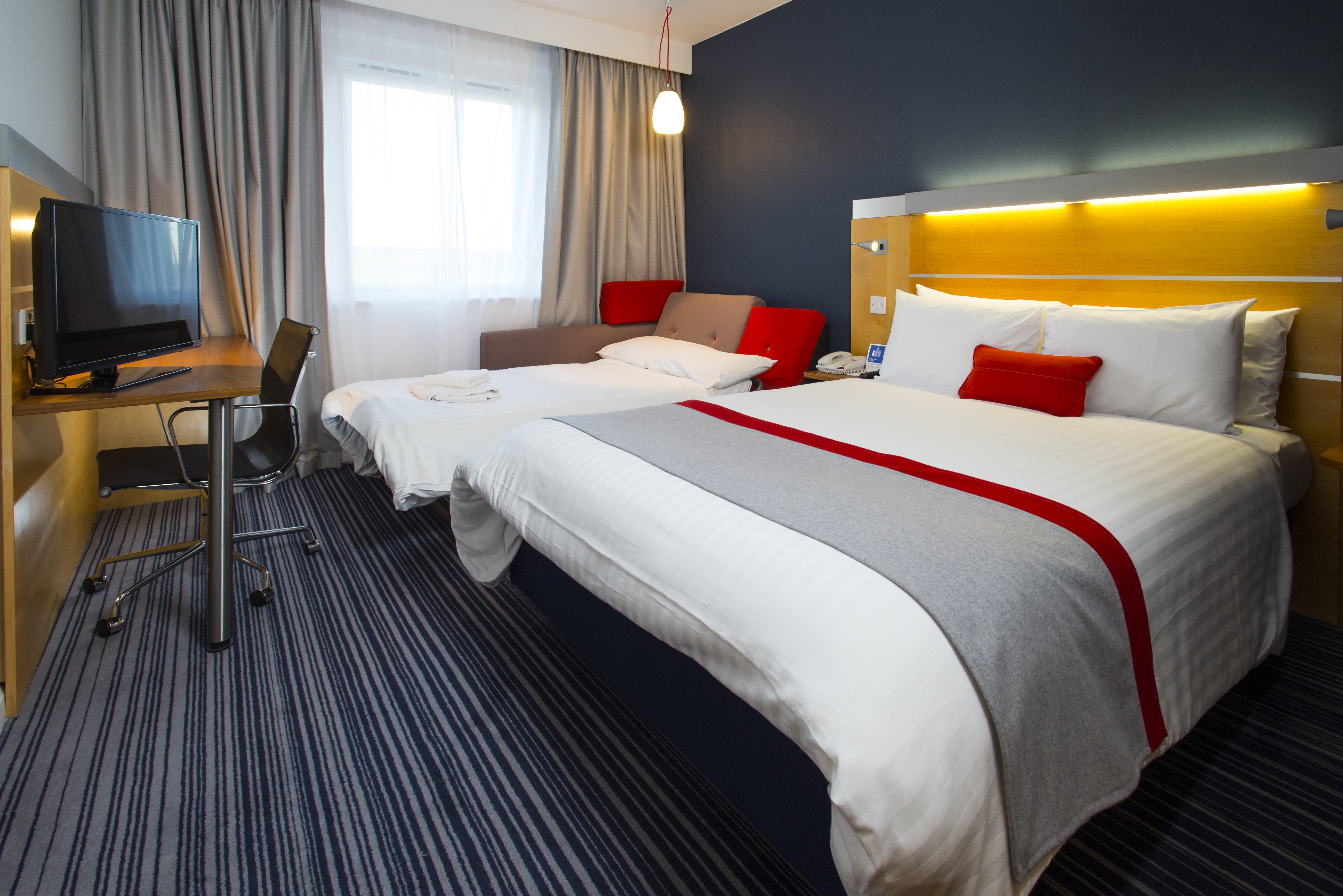 Holiday Inn Express London - Epsom Downs By Ihg Exterior photo