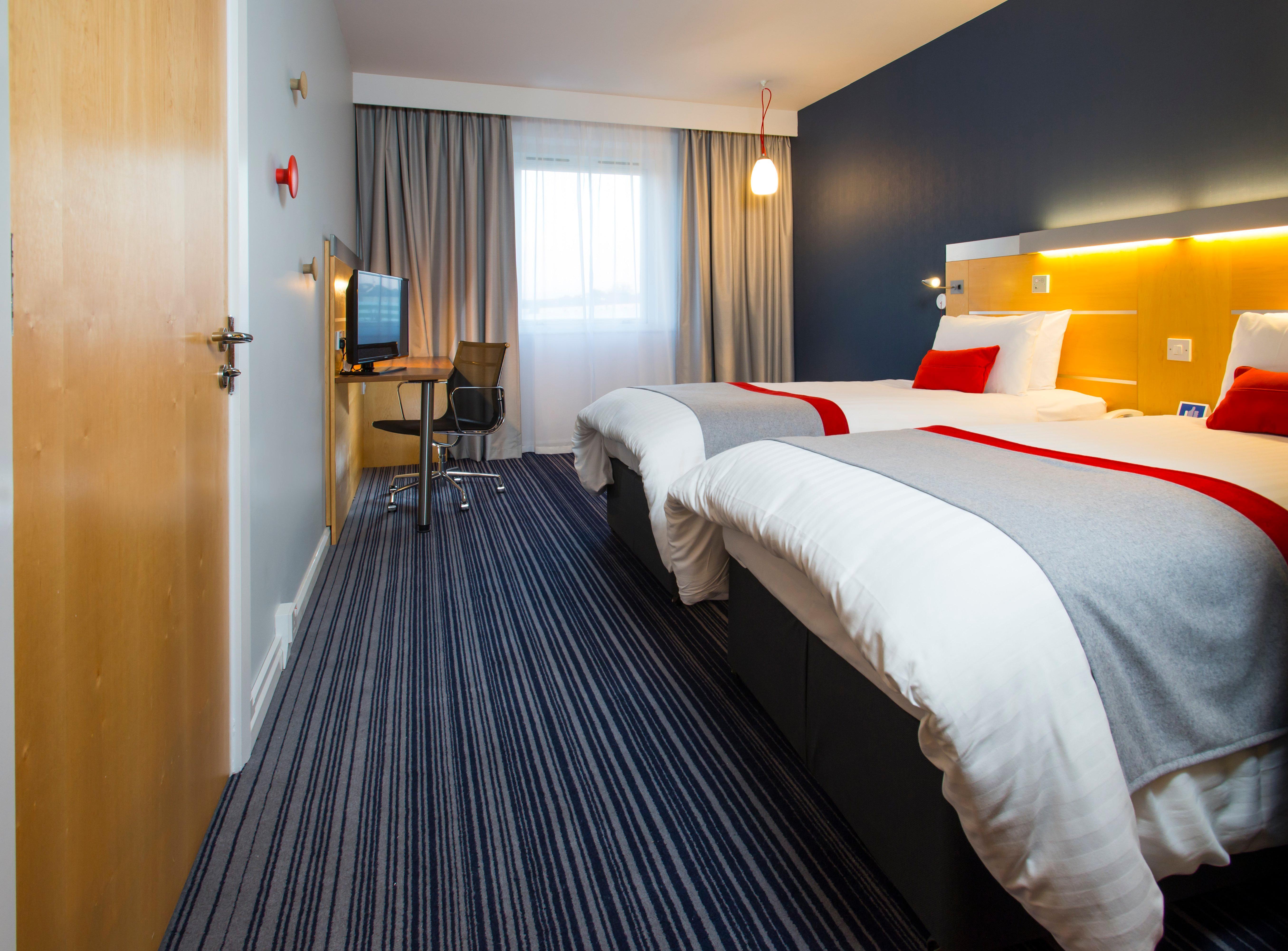 Holiday Inn Express London - Epsom Downs By Ihg Exterior photo