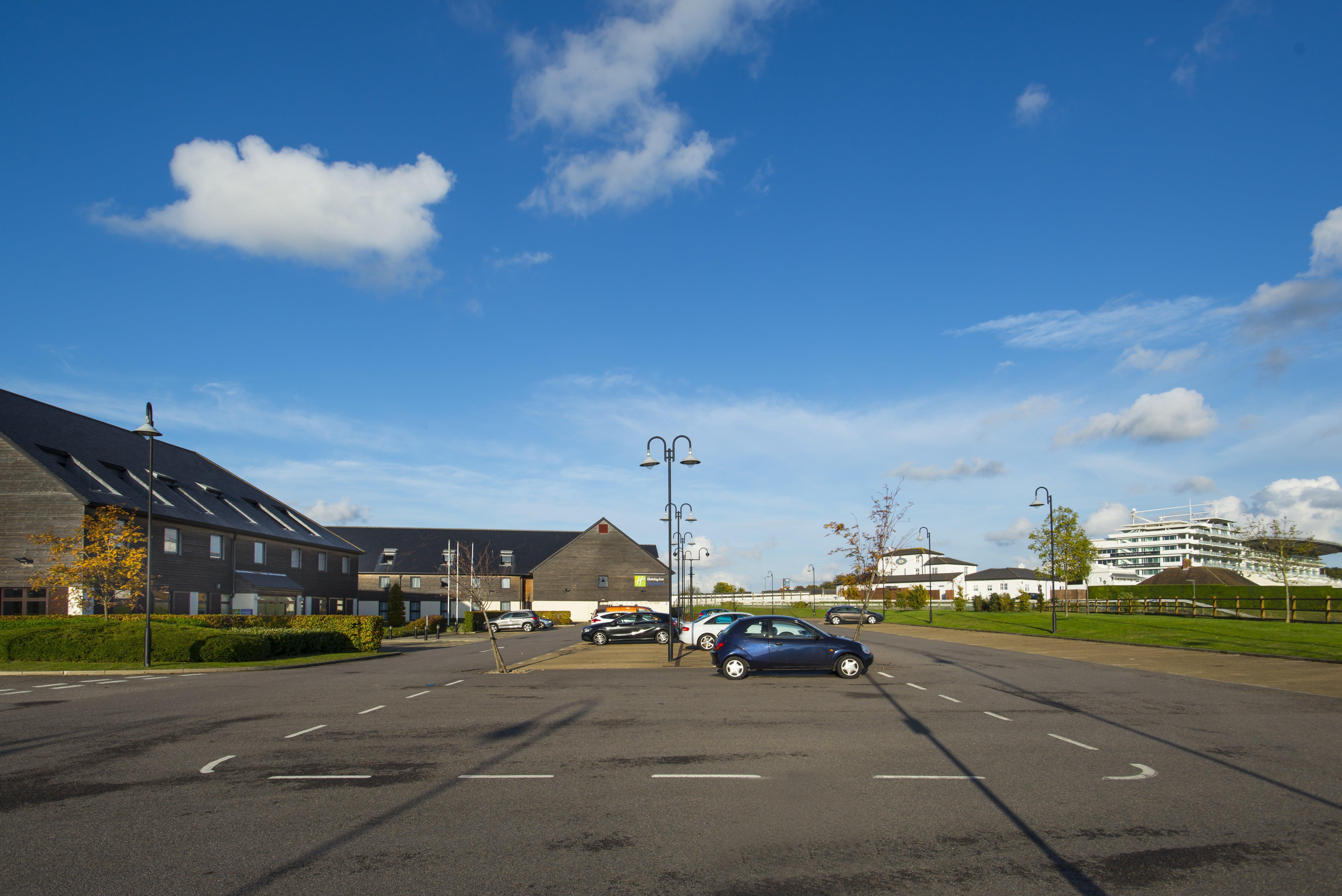 Holiday Inn Express London - Epsom Downs By Ihg Exterior photo
