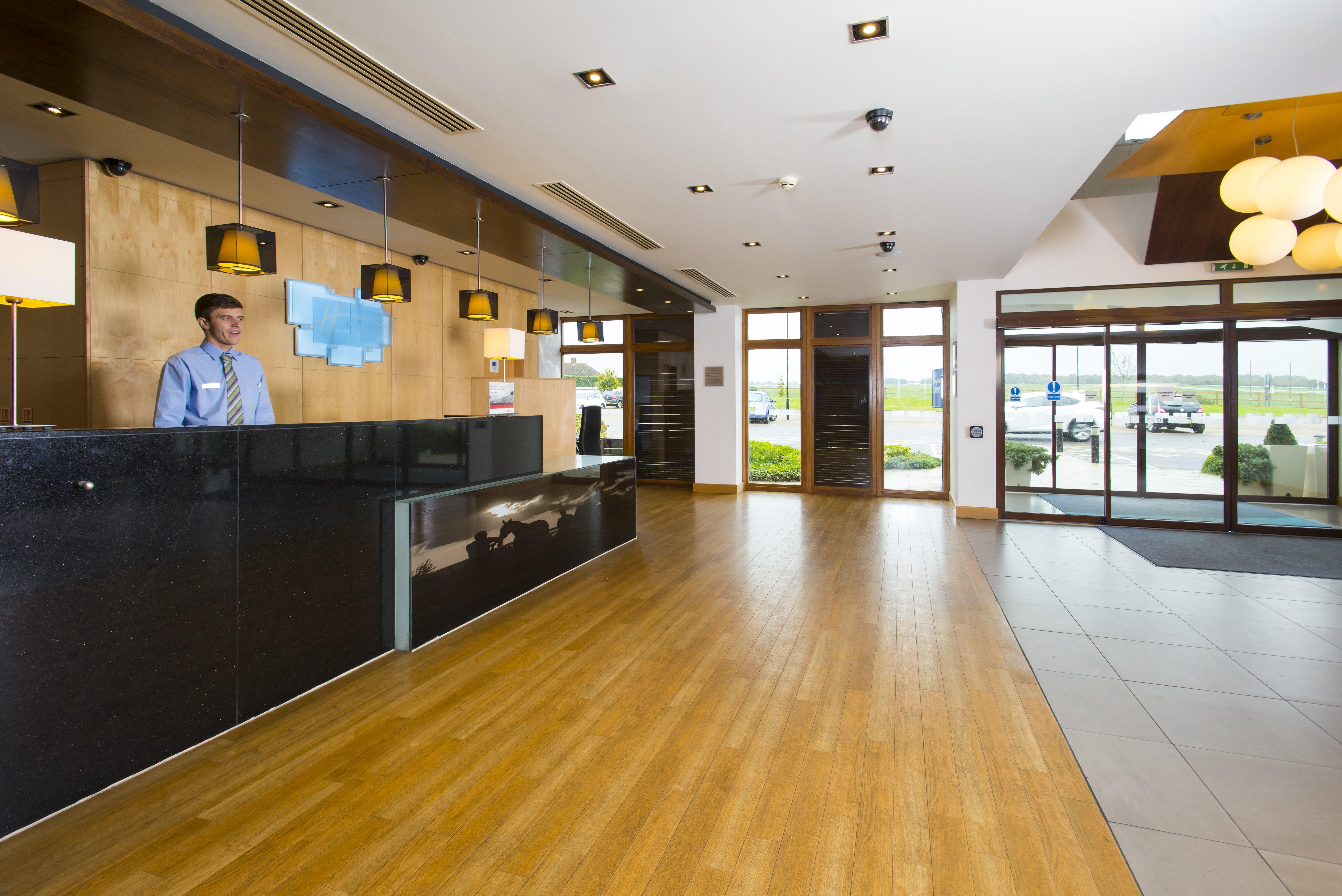 Holiday Inn Express London - Epsom Downs By Ihg Exterior photo