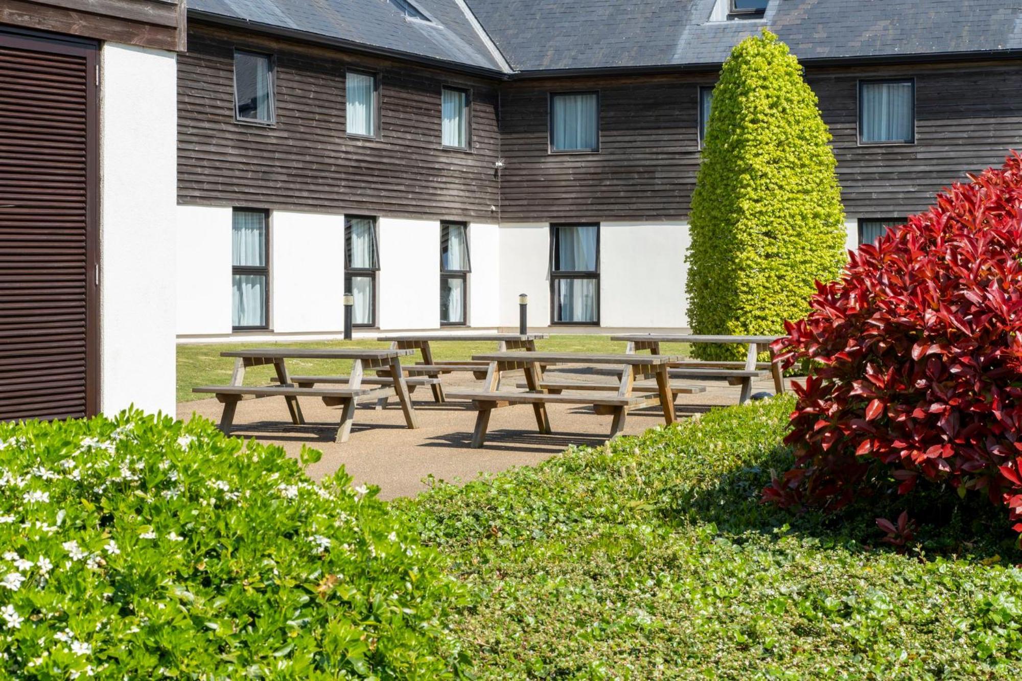 Holiday Inn Express London - Epsom Downs By Ihg Exterior photo