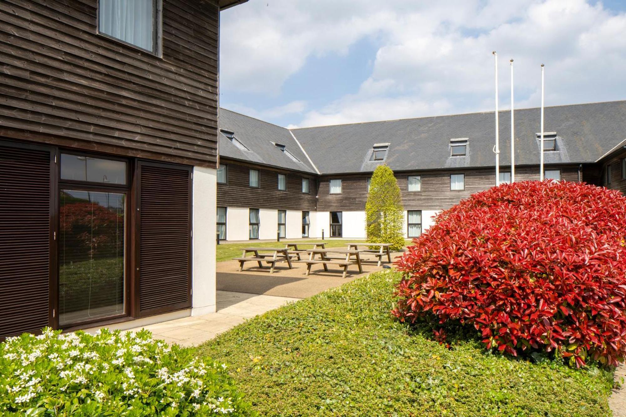 Holiday Inn Express London - Epsom Downs By Ihg Exterior photo