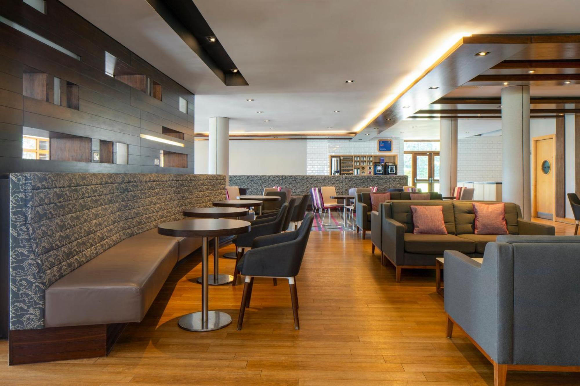 Holiday Inn Express London - Epsom Downs By Ihg Exterior photo